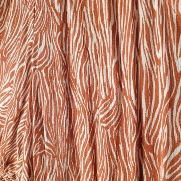 3/$25 Como Blu V Neck Button Down Top - Picture 6 of 12